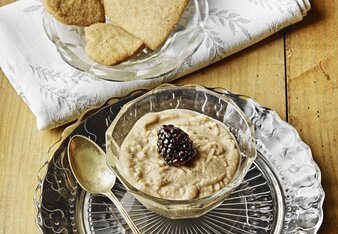 Auf dem Foto ist eine Schale mit Maroni-Zimt-Creme zu sehen. Dahinter steht eine Schale mit Dinkelkeksen. | © SONNENTOR