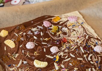 Schokolade mit Joghurtfrüchten, Früchtchen, Pyramidensalz, Mandelsplitter und durch die Blume. | © SONNENTOR