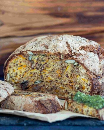 Auf dem Foto ist ein Karottenbrot zu sehen, von dem bereits einige Scheiben runter geschnitten wurden. | © SONNENTOR