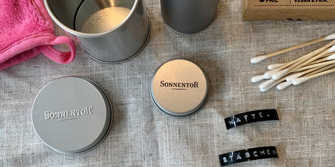 Aufbewahrungsdosen | © SONNENTOR Auf dem Foto sieht man eine leer SONNENTOR Gewürzdose. Daneben sieht man ein Etikett für Wattestäbchen. | © SONNENTOR