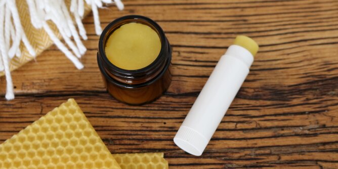 Jarolim Lippenbalsam | © SONNENTOR Auf dem Foto sieht man ein Gefäß mit Lippenbalsam darin. Daneben liegt ein Lippenpflegestick. | © SONNENTOR