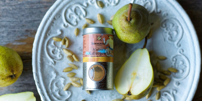 Marmelade Birne | © SONNENTOR Auf dem Foto sind Birnen zu sehen. Daneben liegt eine SONNENTOR Dose Aladins Kaffegewürz. | © SONNENTOR