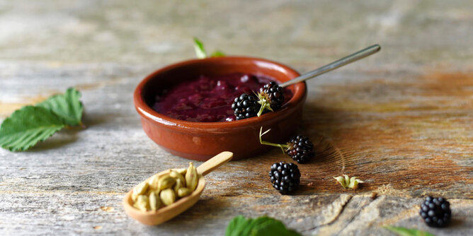 Brombeer Marmelade | © SONNENTOR Auf dem Foto sieht man eine Schale Brombeermarmelade. Daneben sieht man auch noch frische Brombeeren und Kardamomkapseln. | © SONNENTOR