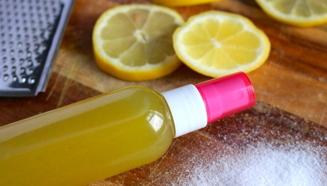 Deo Zitrone | © SONNENTOR Auf dem Foto sieht man eine Sprayflasche mit Naturdeo Zitrone. Daneben sieht man Zitronenscheiben. | © SONNENTOR