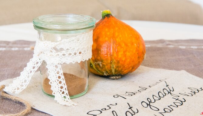Pumpkin Spice LAtte Geschenk | © SONNENTOR Auf dem Foto ist ein Glas mit Pumpkin Spice Gewürzmischung zu sehen. Das Glas ist mit schönen weißen Bänder verziert. | © SONNENTOR
