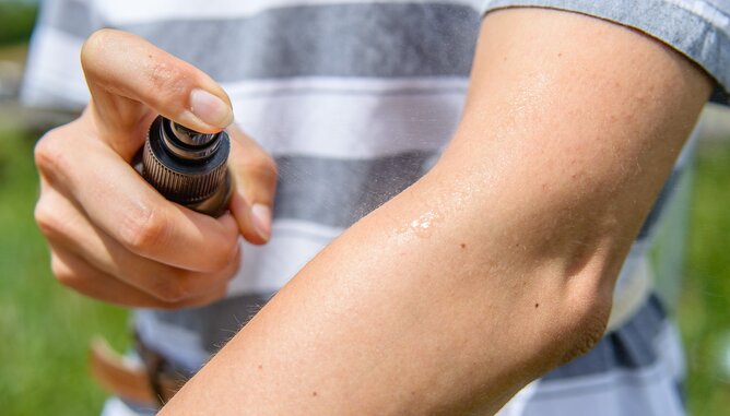 Gelsenspray | © SONNENTOR Auf dem Foto ist zu sehen wie sich jemand Gelsenspray auf den Arm sprüht. | © SONNENTOR