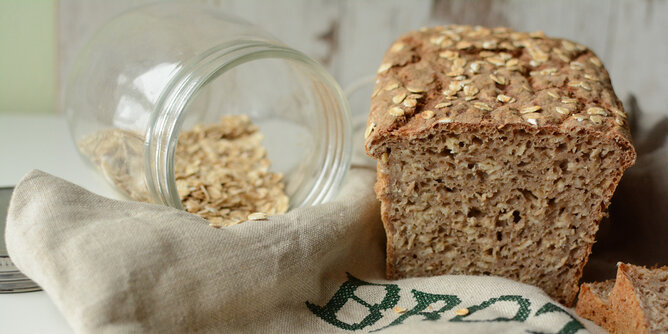 Kochlöffelbrot | © SONNENTOR Auf dem Foto ist ein schnelles Kochlöffelbrot zu sehen. Darauf und daneben im Glas sind Haferflocken. | © SONNENTOR