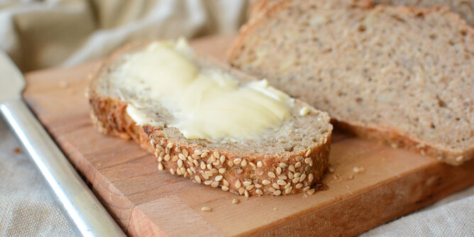 Brotscheibe | © SONNENTOR Auf dem Foto sieht man ein Brot mit Butter darauf. | © SONNENTOR