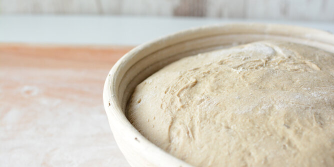 Sauerteig | © SONNENTOR Auf dem Foto ist Brotteig in einer Holzschüssel zu sehen. | © SONNENTOR