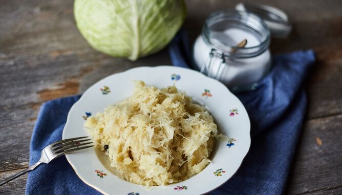 Auf dem Foto sieht man einen Teller mit Sauerkraut. | © SONNENTOR Sauerkraut | © SONNENTOR
