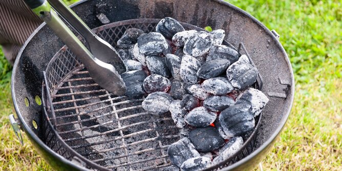 Kohle | © SONNENTOR Auf dem Foto sieht man einen Griller mit Kohle darin. | © SONNENTOR