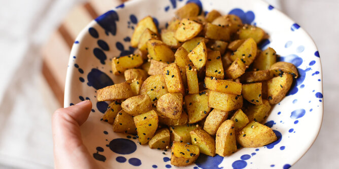 Blitzrezept Knuspererdäpfel | © SONNENTOR Auf dem Foto ist ein Teller mit orientalischen Knuspererdäpfeln zu sehen. | © SONNENTOR