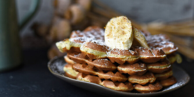 Topfen-Mohn Waffeln mit Bananen und Flower Power | © SONNENTOR Auf dem Foto ist ein Blitzdessert aus Topfen-Mohn Waffeln mit Bananen zu sehen. | © SONNENTOR