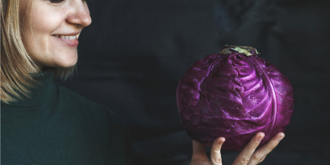 Feminine Food | © SONNENTOR Auf dem Foto ist eine Frau zu sehen, die Rotkohl ansieht. | © SONNENTOR