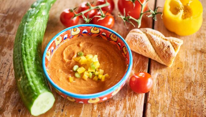 Gazpacho | © SONNENTOR Auf dem Foto sieht man Gazpacho und frisches Gemüse. Auch ein Baguette ist zu sehen. | © SONNENTOR