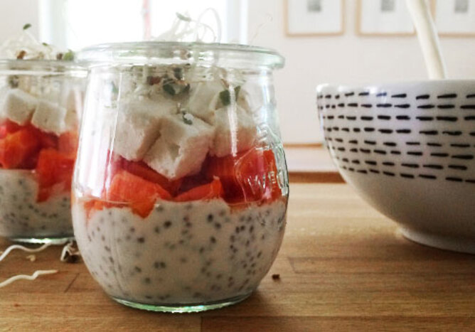 Chia Jause | © SONNENTOR Auf dem Foto sieht man in einem Glas Chia mit Joghurt, Schafkäse, Papaya und Sprossen. | © SONNENTOR