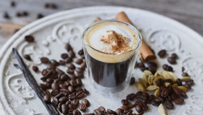 Nudelholz Kaffee Espresso | © SONNENTOR Auf dem Foto ist ein Espresso zu sehen. Daneben liegen Kaffeebohnen, Zimtstangen und Vanilleschoten. | © SONNENTOR