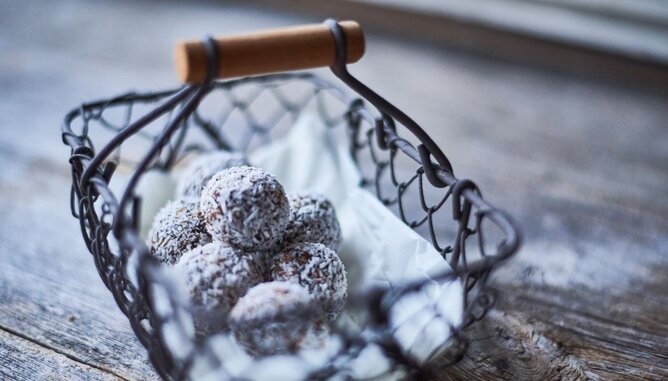 Nudelholz Kaffee Energyball | © SONNENTOR Auf dem Foto sieht man ein Körbchen mit Energy Balls darin. | © SONNENTOR