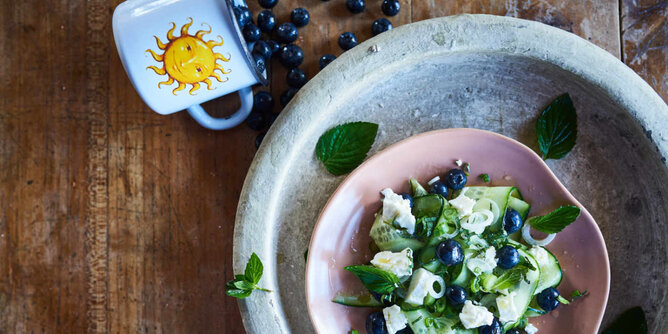 Gurkensalat | © SONNENTOR Auf dem Foto sieht man einen Teller mit Gurkensalat und Heidelbeeren. | © SONNENTOR