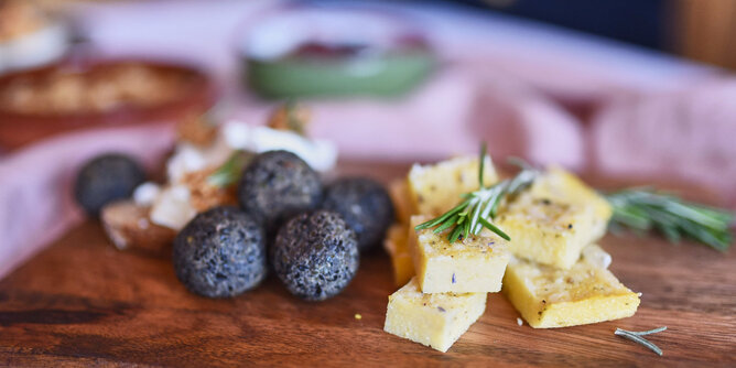 Tapas | © SONNENTOR Auf dem Foto ist Käse mit Rosmarin zu sehen. | © SONNENTOR