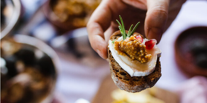 Tapas Brote | © SONNENTOR Auf dem Foto ist ein Brötchen mit Käse und Chutney darauf zu sehen. | © SONNENTOR