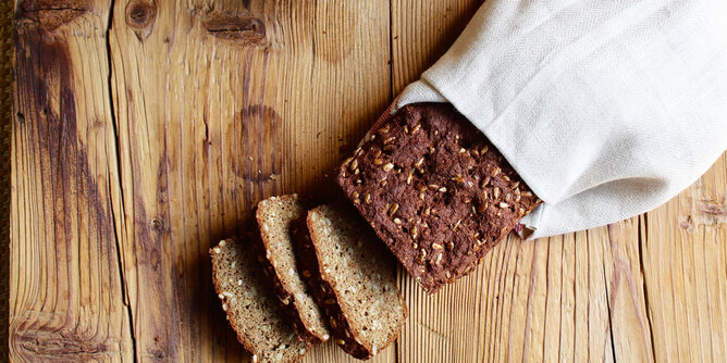 Low Carb Brot | © SONNENTOR Auf dem Foto ist ein Low Carb Brot zu sehen. Vorne wurden schon drei Scheiben herunter geschnitten. | © SONNENTOR