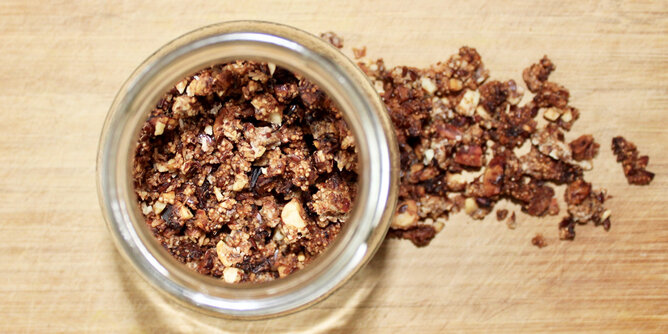 Granola | © SONNENTOR Auf dem Foto ist ein Glas mit Granola zu sehen. Auch neben dem Glas liegt Granola. | © SONNENTOR