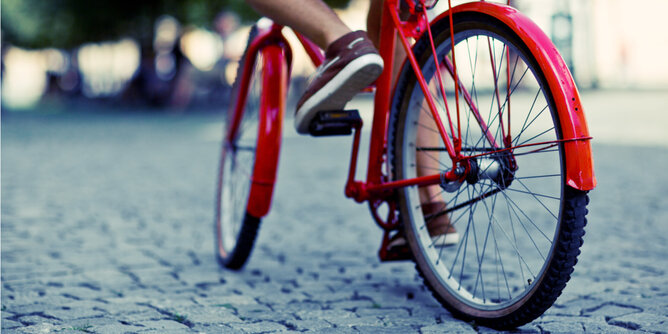 Radfahren | © SONNENTOR Auf dem Foto sieht man jemanden auf einem rotem Rad fahren. | © SONNENTOR