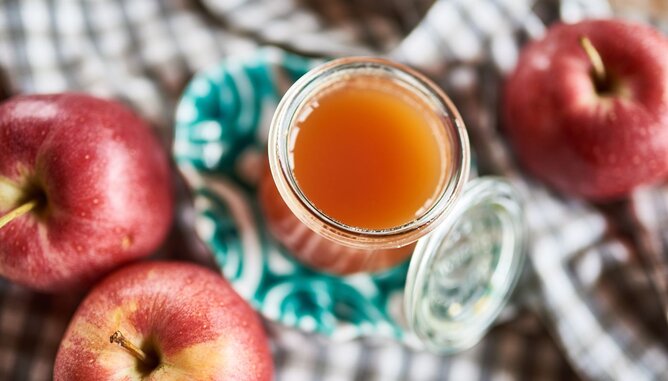 Apfelzeit | © SONNENTOR Auf dem Foto ist ein Glas mit Apfelmarmelade zu sehen. Daneben liegen frische Äpfel. | © SONNENTOR