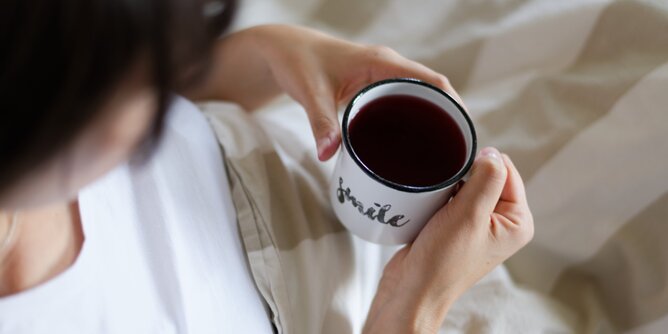 Teezeit | © SONNENTOR Auf dem Foto sieht man eine Frau die eine Tasse Tee trinkt. | © SONNENTOR