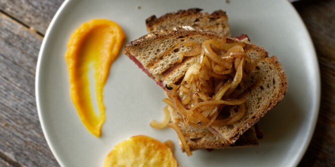 Nudelholz Sandwich | © SONNENTOR Auf dem Foto sieht man ein Jausenbrot mit Zwiebeln darauf. | © SONNENTOR