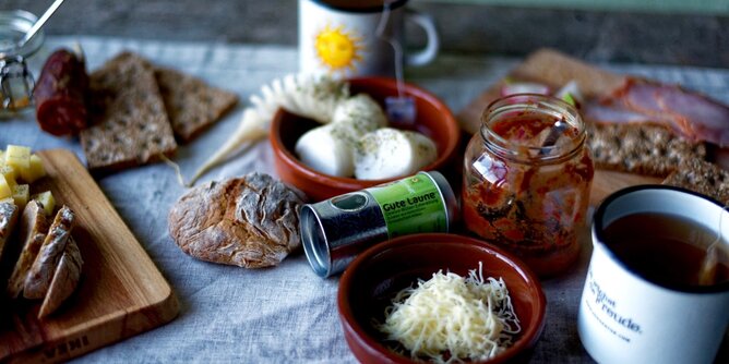 Nudelholz Jause Pikant | © SONNENTOR Auf dem Foto sieht man einen Tisch gedeckt mit pikanten Köstlichkeiten wie Brot, Kren, Schafskäse und vielem mehr. | © SONNENTOR