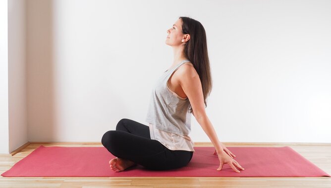 Yoga Brustöffnende Haltung | © SONNENTOR Auf dem Foto ist eine Frau in der Yogaposition brustöffnende Haltung zu sehen. | © SONNENTOR
