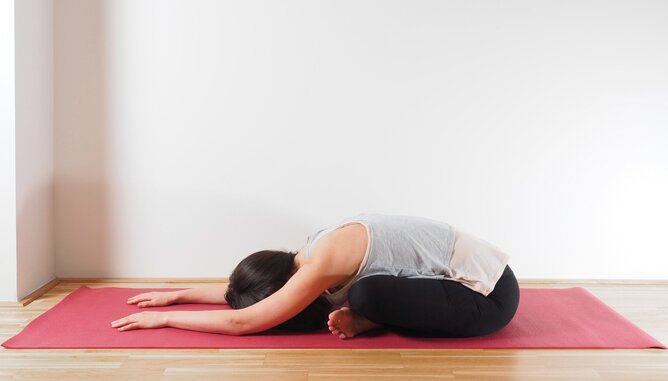 Yoga Rücken einfache Vorbeuge | © SONNENTOR Foto einer Frau beim Yoga. Sie führt die einfache Vorbeuge aus. | © SONNENTOR