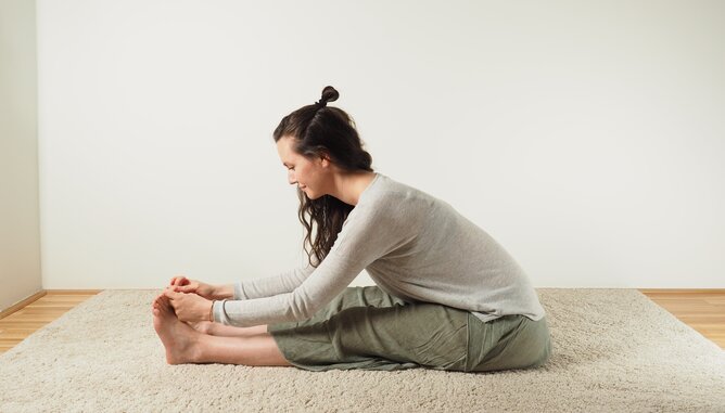 Love Yoga Sitzende Vorbeuge | © SONNENTOR Yoga Sitzende Vorbeuge | © SONNENTOR