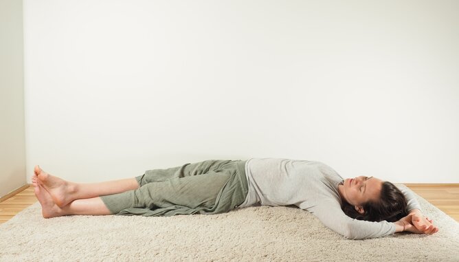 Love Yoga Banane | © SONNENTOR Auf dem Foto sieht man eine Frau in der Yogastellung Banane. | © SONNENTOR