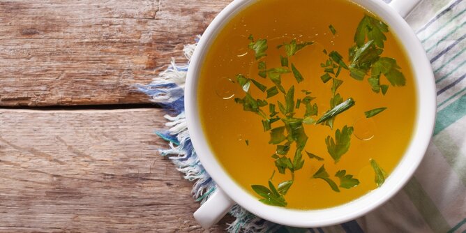 Fastensuppe | © SONNENTOR Auf dem Foto ist eine Tasse mit Fastensuppe zu sehen. Darin schwimmt geschnittene Petersilie. | © SONNENTOR