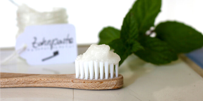 Bambuszahnbürste | © SONNENTOR Auf dem Foto ist eine Bambuszahnbürste mit Zahnpaste darauf zu sehen. | © SONNENTOR