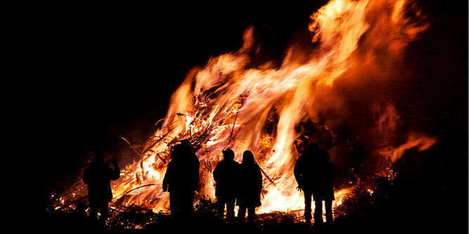 Walpurgis Nacht | © SONNENTOR Auf dem Foto sieht man ein Feuer in der Walpurgis Nacht. | © SONNENTOR