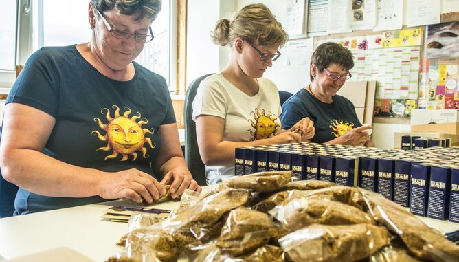 Mineralöle Folie | © SONNENTOR Auf dem Foto sieht man drei SONNENTOR Mitarbeiterinnen beim Verpacken von Gewürzen. | © SONNENTOR