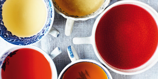 Teecups | © SONNENTOR Auf dem Foto sind mehrere Tassen mit verschiedenen Tees darin zu sehen. | © SONNENTOR
